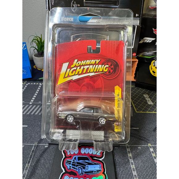 Johnny Lightning 1987 Chevy Monte Carlo SS - Picture 3 of 3
